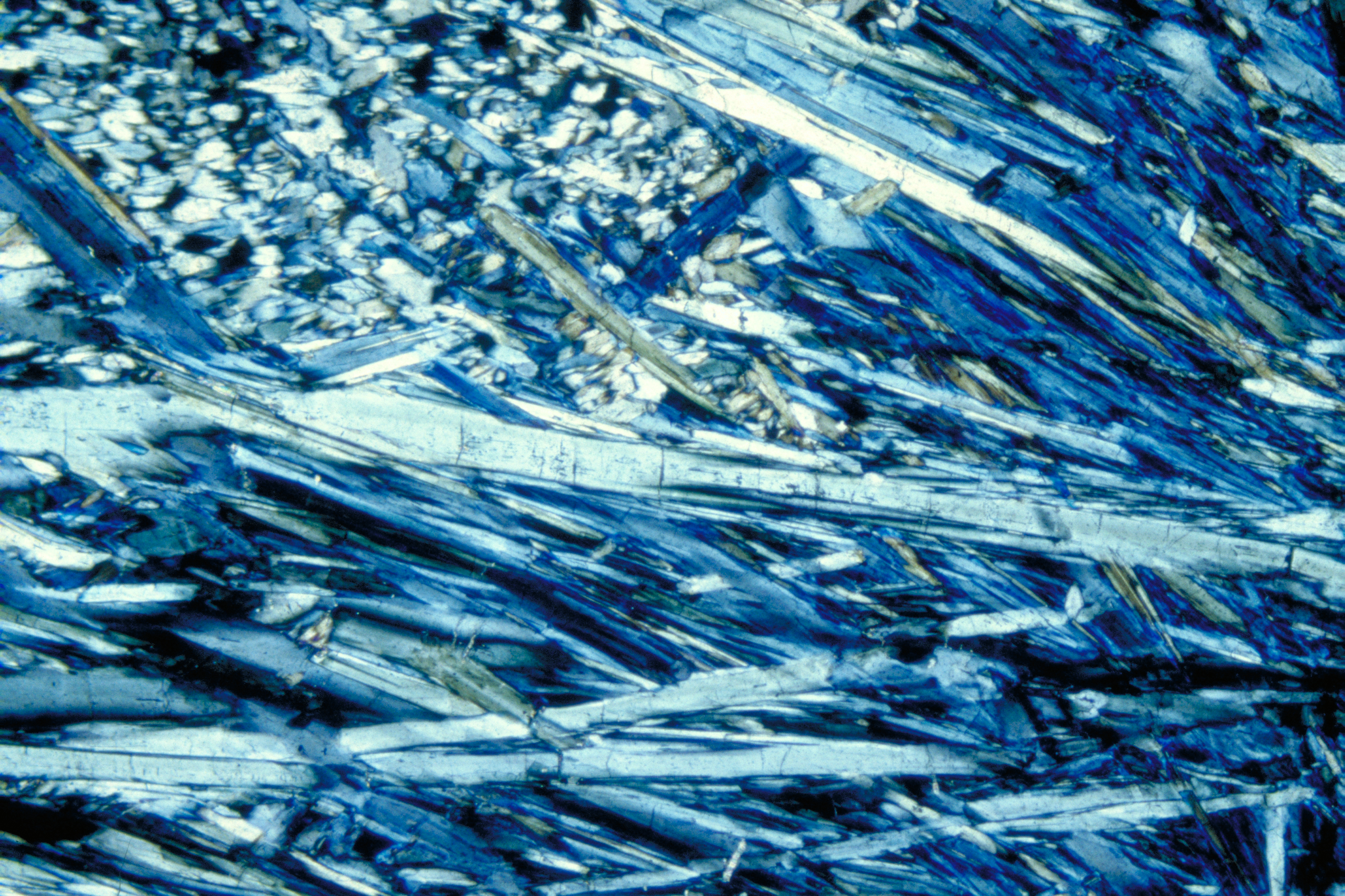 Une lame mince d'actinolite d'1,2 mm vue à la lumière polarisée
© BRGM - Elisabeth Le Goff
Actinolite