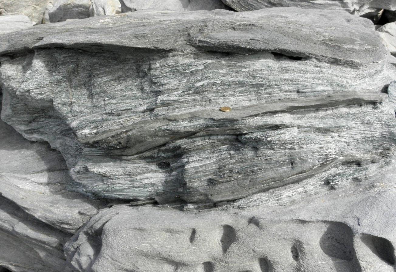 Talcschistes pincés dans des métabasaltes