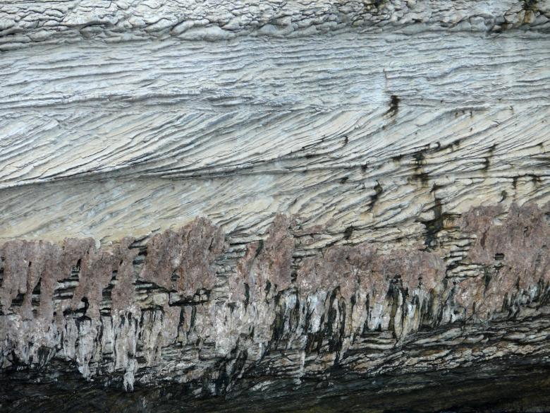 Mégarides dans les calcaires miocènes des falaises de Bonifacio
