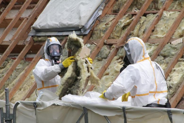 Désamiantage de l'isolant du toit d'une maison